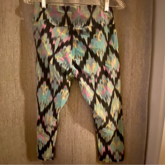 Black New Tank Top and Multi-Color Capri Set- Large - Picture 5 of 6